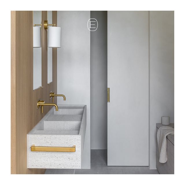 Simplicity is the ultimate sophistication. 🧡

╴ pictures by @cafeine
╴ architect @nathaliedeboel
.
.
.
.
#comfortinghomes #cityliving #comforting #architecturephotography #interior #interiordesign #renovation #bathroom #development #timelessdesign #entirus #entirusconstruct #dreamsunderconstruction #madetomeasure #boutique #boutiquestyle