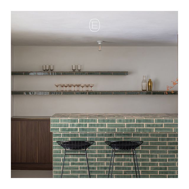 Taking this cellar to the next level: Bar covered with custom tiles in lovely green and a tablet in brushed brass. 🤎

Ready for those cosy evenings with friends and family. 

╴ pictures by @cafeine
╴ colab with @geraldinevh_interiors
.
.
.
.
#entirus #entirusconstruct #dreamsunderconstruction #interiordesign #interiorinspiration #interior #madetomeasure #boutique #boutiquestyle