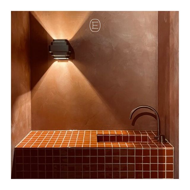 Sleek sink design in a custom stucco technique. In love with the earthy colors. 🤎 
.
.
.
.
#madetomeasure #boutique #boutiquestyle #boutiqueinteriors #interiordesign #interiorinspiration #interior #dreamsunderconstruction #completerenovation #development #timelessdesign #interior #entirus #entirusconstruct